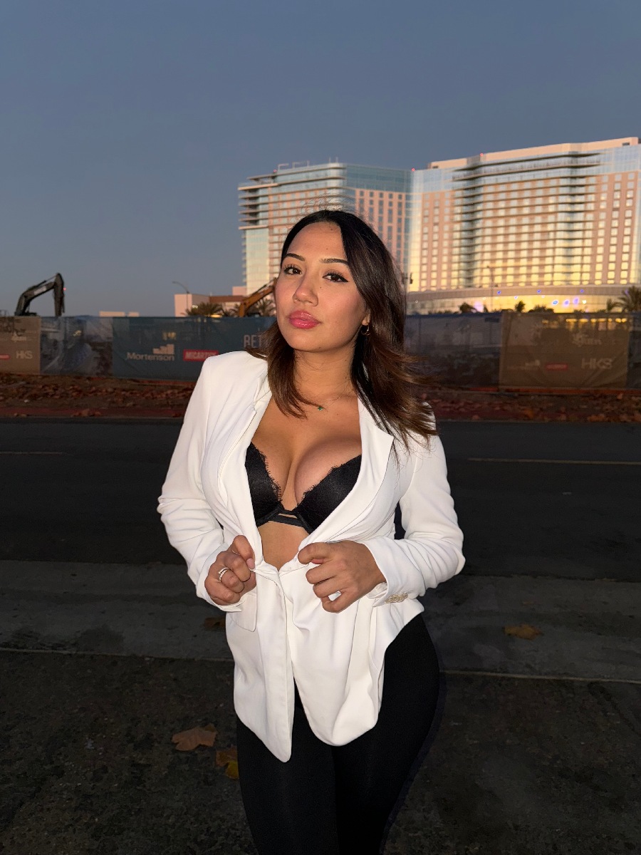 Take a pause and enjoy Ali Cruz — streaming from Zaporozhye