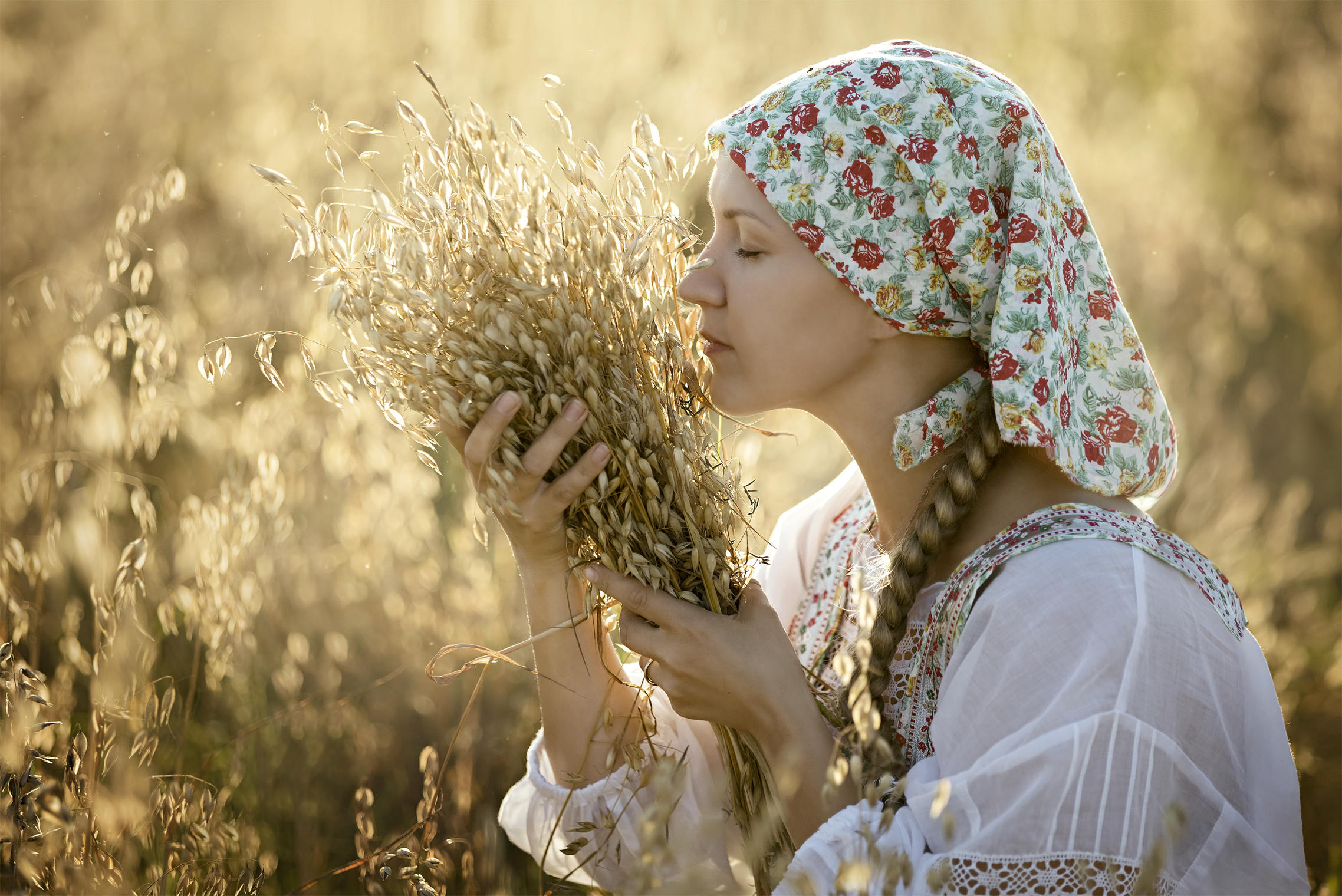 Photo Women in Slavic costumes in Zaporozhye