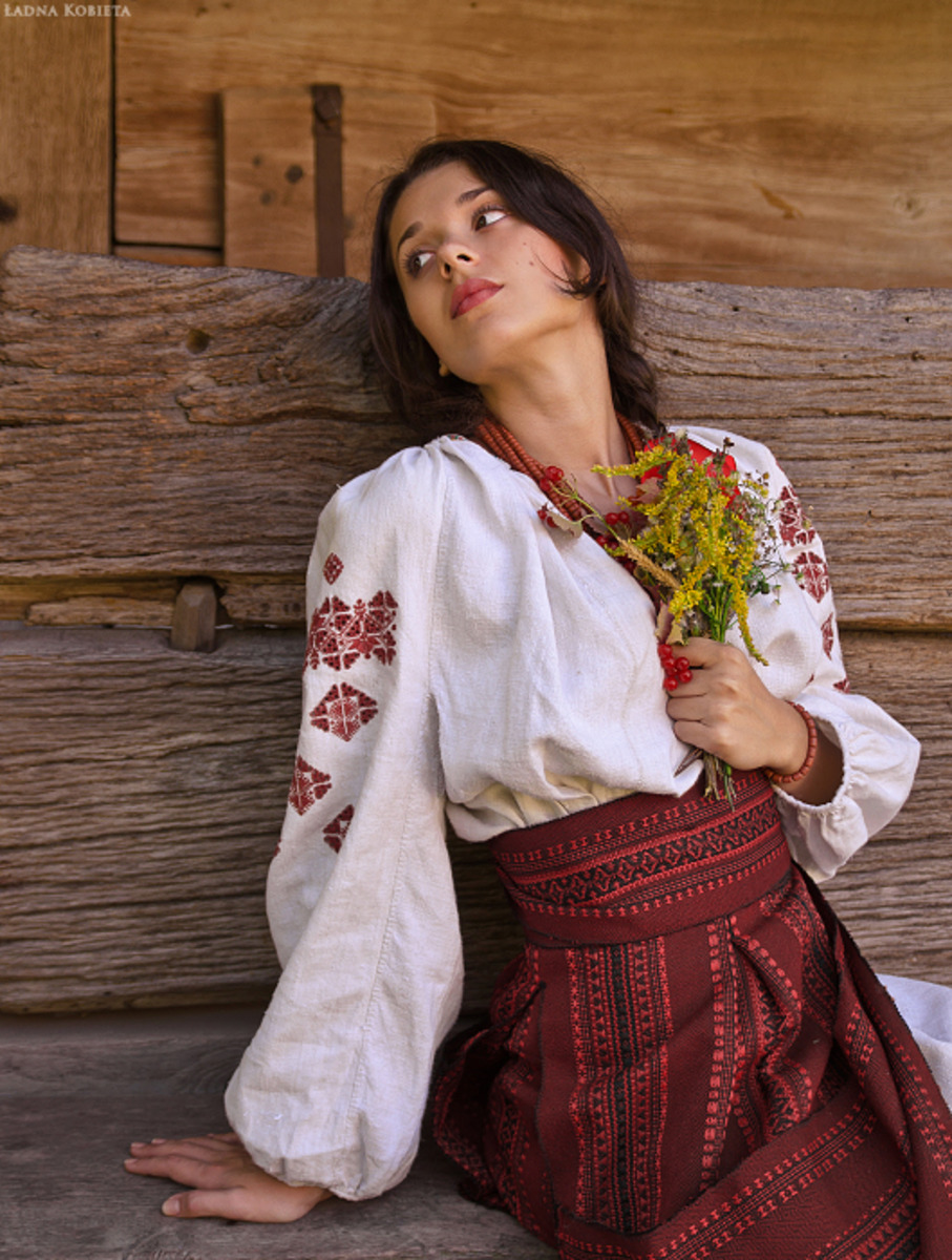 Girls in Slavic costumes in Zaporozhye