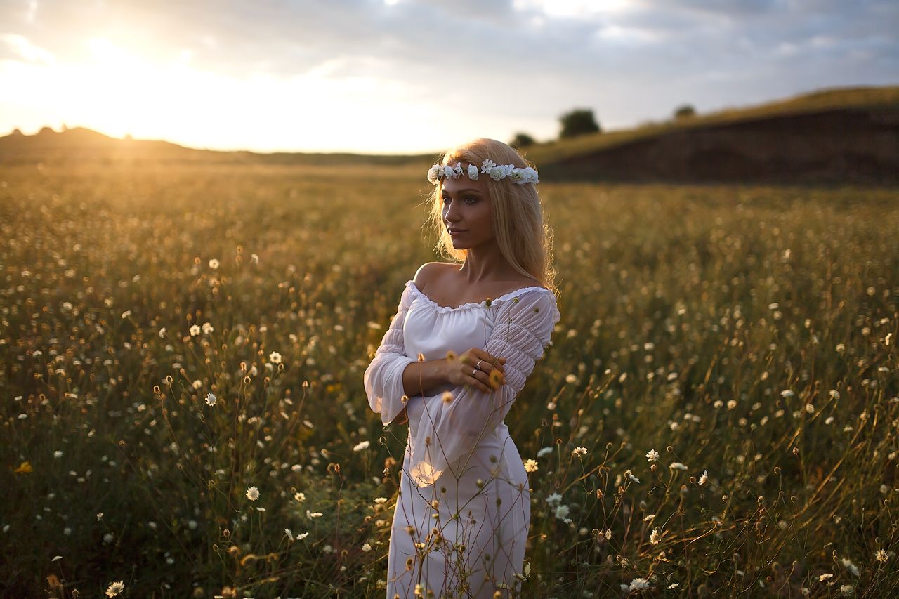 Girls in Slavic costumes in Zaporozhye