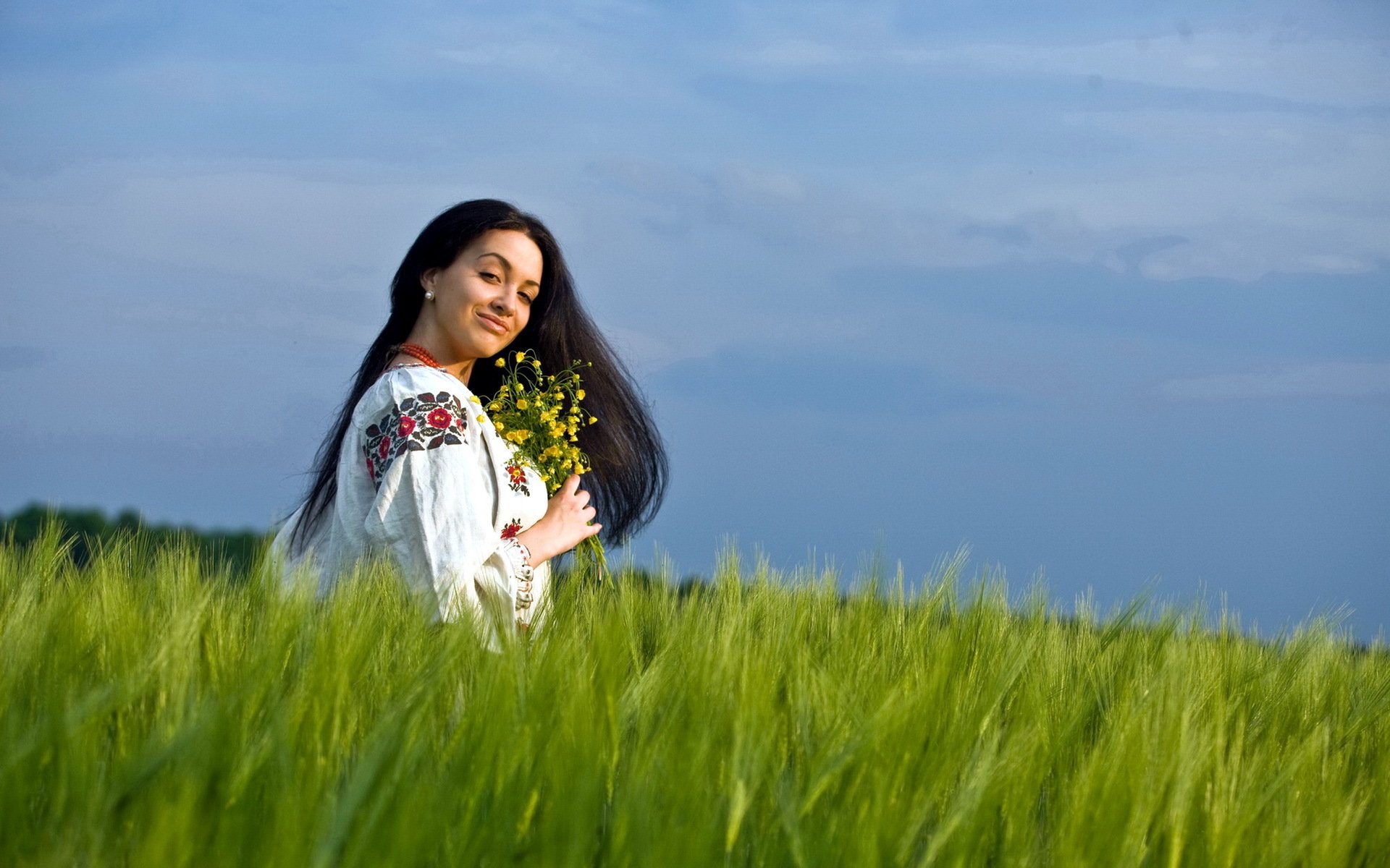 Girls in Slavic costumes in Zaporozhye