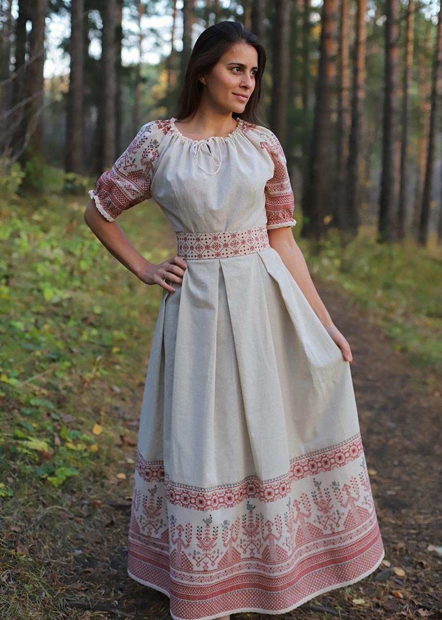 Girls in Slavic costumes in Zaporozhye
