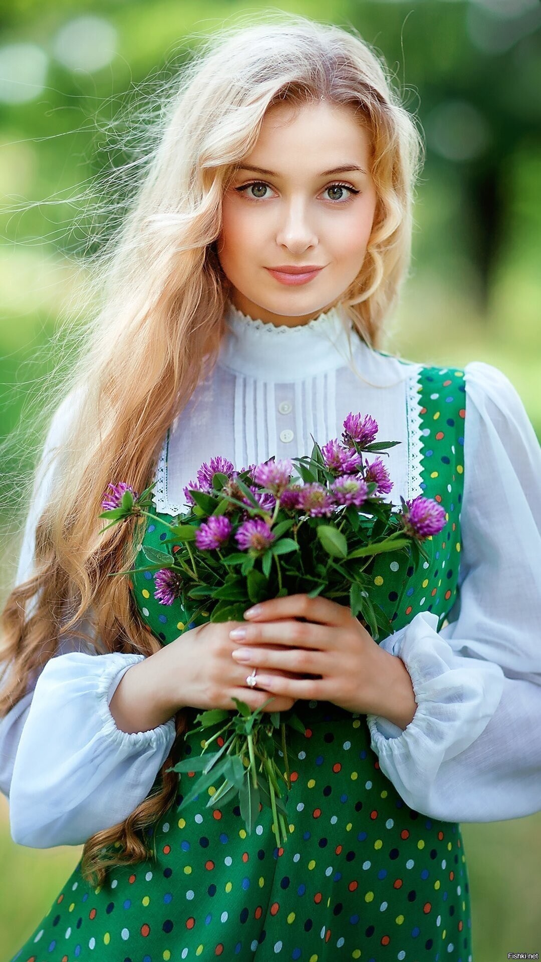 Girls in Slavic costumes in Zaporozhye
